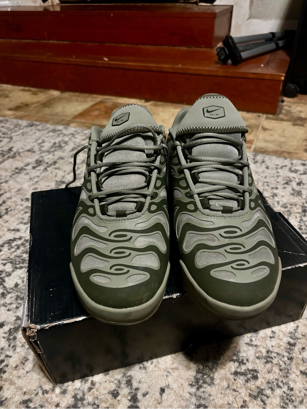 Nike Green Wave-Pattern Athletic Sneakers